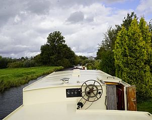 Huisje in Vinkeveen, vakantiehuis in Utrecht noord, Utrecht met stuurwiel en uitzicht op groene omgeving.