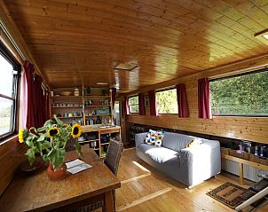 Gezellige woonkamer in Huisje in Vinkeveen, vakantiehuis in Utrecht noord, Utrecht met veel natuurlijk licht.