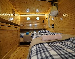 Knusse slaapkamer in Huisje in Vinkeveen, vakantiehuis in Utrecht noord, Utrecht met houten interieur.