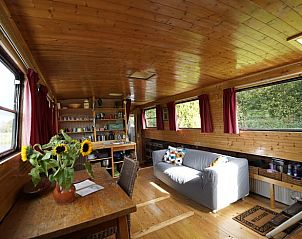 Lichte en ruime woonkamer in Huisje in Vinkeveen, vakantiehuis in Utrecht noord, Utrecht.