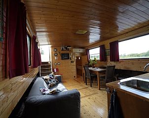 Open leefruimte in Huisje in Vinkeveen, vakantiehuis in Utrecht noord, Utrecht met comfortabele zithoek.