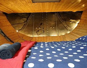 Unieke slaapkamer in Huisje in Vinkeveen, vakantiehuis in Utrecht noord, Utrecht met houten details.