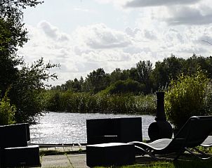 Terras aan het water bij Huisje in Vinkeveen, vakantiehuis in Utrecht noord, Utrecht voor ontspanning.