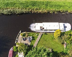 Luchtfoto van Huisje in Vinkeveen, vakantiehuis aan het water in Utrecht noord, Utrecht met groene omgeving.