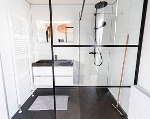 Moderne badkamer in Vakantiehuis in Vinkeveen, Utrecht noord.