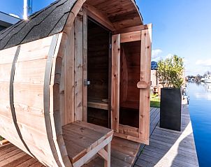 Houten sauna met uitzicht bij Vakantiehuis in Vinkeveen, Utrecht noord.