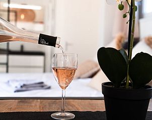 Romantisch glas wijn in Vakantiehuis in Vinkeveen, Utrecht noord.