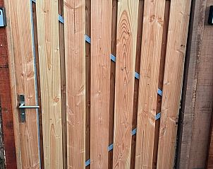 Houten toegangspoort bij Vakantiehuis in Vinkeveen, Utrecht noord.