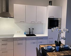 Moderne keuken van Vakantiehuisje in Vinkeveen, ideaal voor zelfvoorzienende vakanties.