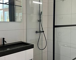 Luxe badkamer met regendouche in Vakantiehuisje in Vinkeveen, Utrecht, voor comfort.