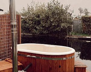 Buitenzijde van de hot tub bij Vakantiehuisje in Vinkeveen, Utrecht, aan het water.