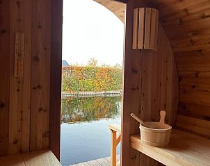 Uitzicht vanuit de sauna op het water bij Vakantiehuisje in Vinkeveen, Utrecht.