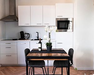 Compacte keuken en eetruimte in Vakantiehuisje in Vinkeveen, Utrecht, voor gemak.