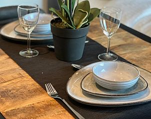 Gezellige eetruimte in Vakantiehuisje in Vinkeveen, Utrecht, voor intieme diners.