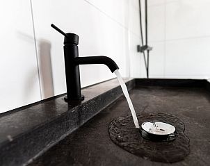 Kraan en wastafel in Vakantiehuisje in Vinkeveen, Utrecht, voor dagelijks comfort.
