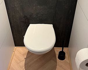 Modern toilet in Vakantiehuisje in Vinkeveen, Utrecht, voor een schoon verblijf.