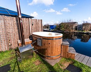 Hot tub in de tuin van Vakantiehuisje in Vinkeveen, Utrecht, voor ultieme ontspanning.
