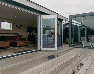 Open woonkamer bij Vakantiehuis in Vinkeveen, Utrecht noord, met toegang tot het terras.