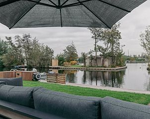 Gezellige woonkamer in Vakantiehuis in Vinkeveen, Utrecht noord, met moderne inrichting.