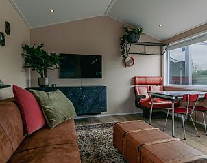 Knusse zithoek met kleurrijke kussens in Vakantiehuis in Vinkeveen, Utrecht noord.