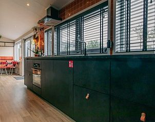 Gezellige eetruimte in Vakantiehuis in Vinkeveen, Utrecht noord, met uitzicht op de tuin.