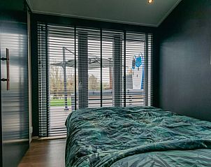 Uitzicht vanuit de slaapkamer op de tuin in Vakantiehuis in Vinkeveen, Utrecht noord.