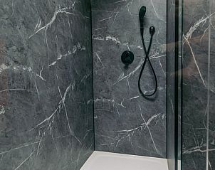 Stijlvolle badkamer met marmeren tegels in Vakantiehuis in Vinkeveen, Utrecht noord.