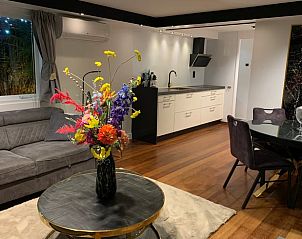 Moderne binnenruimte van Huisje in Vinkeveen, vakantiehuis in Utrecht noord met stijlvolle inrichting.