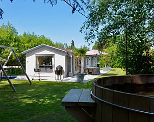 Entree van Huisje in Vinkeveen, vakantiehuis in Utrecht met groene omlijsting.