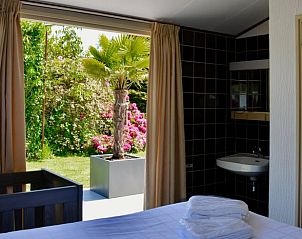 Houten brug over het water bij Huisje in Vinkeveen, vakantiehuis in Utrecht noord.