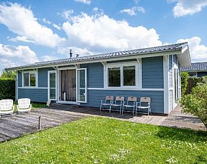 Ruim terras bij Huisje in Vinkeveen, vakantiehuis in Utrecht noord, omringd door natuur.