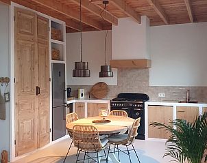 Gezellige keuken in Huisje in Vinkeveen, Utrecht met houten accenten en moderne apparatuur voor een comfortabel verblijf.