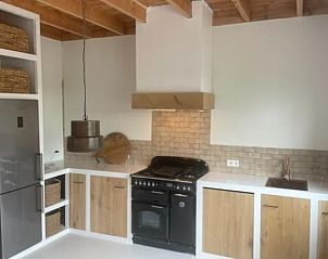 Moderne keuken in Huisje in Vinkeveen, vakantiehuis in Vinkeveen, Utrecht, met houten details en een rustieke uitstraling.