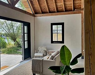 Gezellige binnenruimte van Huisje in Vinkeveen, vakantiehuis in Utrecht, met uitzicht op de natuur vanuit de woonkamer.