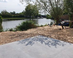 Geniet van het serene uitzicht op het water vanuit Huisje in Vinkeveen, een charmant vakantiehuis in het noorden van Utrecht.