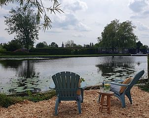 Ontspan aan het water bij Huisje in Vinkeveen, een vakantiehuis in Vinkeveen, Utrecht. Geniet van de serene natuur en het prachtige uitzicht.