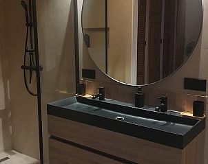 Knusse slaapkamer in Huisje in Vinkeveen, Utrecht noord. Vakantiehuis met houten balken en sfeervolle verlichting.