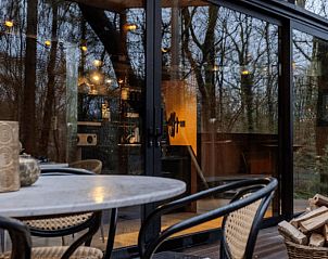 Buitentafel bij Huisje in Amersfoort, vakantiehuis in het bos van Utrecht noord.