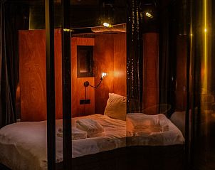 Sfeervolle nachtopname van de slaapkamer in Huisje in Amersfoort, Utrecht noord.