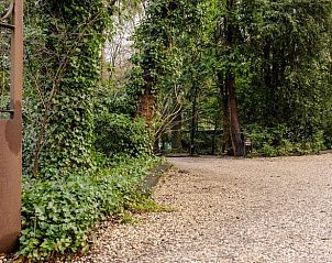 Ingang naar Huisje in Amersfoort, vakantieaccommodatie in Utrecht noord, omgeven door groen.