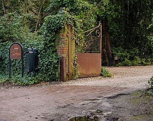 Toegangspoort tot Huisje in Amersfoort, vakantiehuis in het bos van Utrecht noord.
