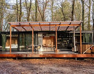 Voorzijde van Huisje in Amersfoort, vakantiehuis in Utrecht noord, met terras.