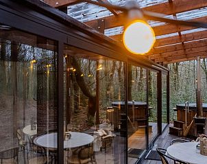 Verlichte veranda van Huisje in Amersfoort, vakantieaccommodatie in Utrecht noord.