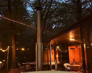 Avondsfeer bij Huisje in Amersfoort, vakantieaccommodatie in het bos van Utrecht noord.