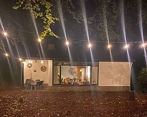 Stimmungsvoll beleuchtete Terrasse im Huisje in Baarn, Ferienhaus in Baarn, Utrecht Nord, Utrecht.