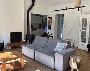 Comfortabele woonkamer in Vakantiehuisje in Baarn, Utrecht noord, met moderne inrichting en open haard.