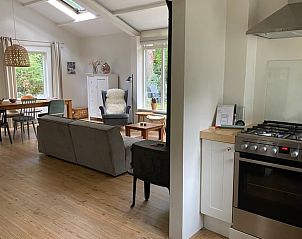 Open keuken en woonkamer in Vakantiehuisje in Baarn, Utrecht noord, met gezellige inrichting.