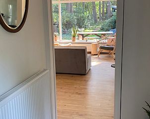 Entree van Vakantiehuisje in Baarn, Utrecht noord, met zicht op de lichte woonkamer en natuur.