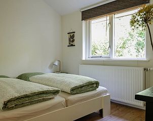 Slaapkamer in Vakantiehuisje in Baarn, Utrecht noord, met comfortabele bedden en natuurlijk licht.