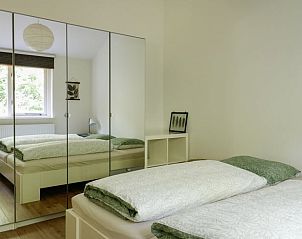 Spiegelkast in de slaapkamer van Vakantiehuisje in Baarn, Utrecht noord, met veel opbergruimte.